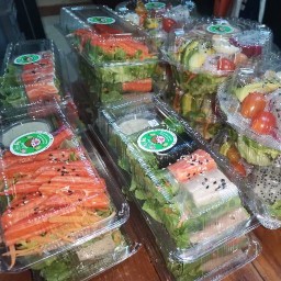 กินผักกันสลัดโรล