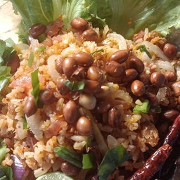 ยำแหนมข้าวทอด