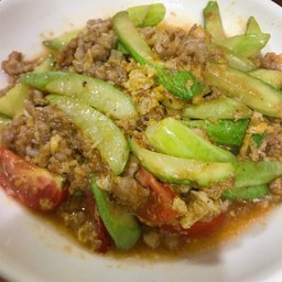 แตงกวาผัดไข่หมูสับราดข้าว