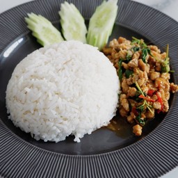 กระเพราหมูสับราดข้าว