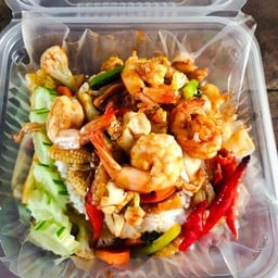 ผัดผักรวมมิตรราดข้าว