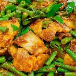 ราดข้าวผัดพริกแกงหมู