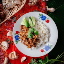 ข้าวสวยไก่ผัดกระเทียมพริกไทย