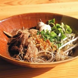 ป้าเรือน ก๋วยเตี๋ยวน้ำตก ท้ายซ.เทพกุญชร39 ติดพิพิธภัณฑ์เกษตรฯ