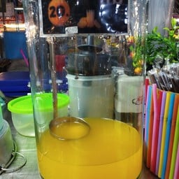 ฟ้า ร้านน้ำปั่นผลไม้ไทย ตลาดโกสุมร่วมใจ