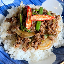 เนื้อสับผัดพริกไทยดำราดข้าว
