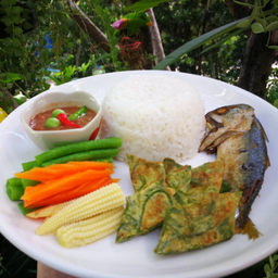 ข้าวน้ำพริกกะปิปลาทูทอดไข่ชะอม