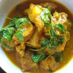 แกงคั่วหมูใส่ใบยี่หร่า