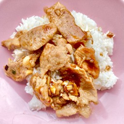 ข้าวหมูกระเทียมพริกไทย