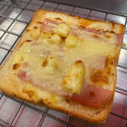 ขนมปังพิซซ่า ฮาวายเอี้ยน ชีสล้น