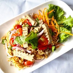 ยำมาม่าหมูยอหมูสับ