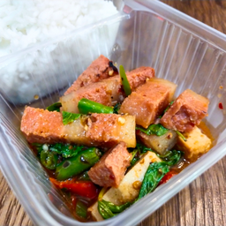 ข้าวกระเพราหมูสามชั้นเจ