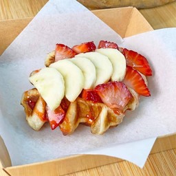 ครอฟเฟิลกล้วยหอมสตรอเบอรี่ราดสตรอซอส