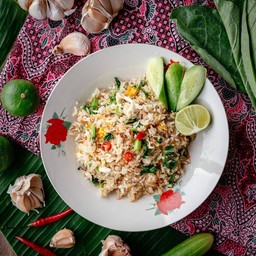 ข้าวผัดคะน้าปลาเค็มแม่กลองและไก่