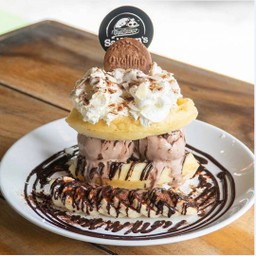 วาฟเฟิลวิปครีมโอวัลตินภูเขาไฟ