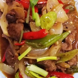 ผัดพริกเผาเครื่องในไก่ ราดข้าว