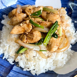 ไก่ผัดพริกไทยดำราดข้าว