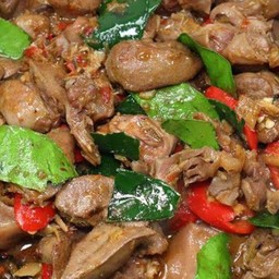 ผัดพริกเเกงเครื่องในไก่ ราดข้าว