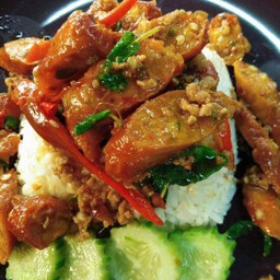 ข้าวราดกะเพราใส้อั่ว