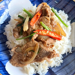 เนื้อชิ้นผัดพริกไทยดำราดข้าว