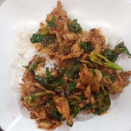 ผัดพริกเเกงไก่ ราดข้าว
