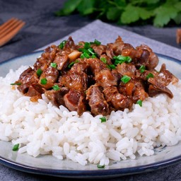 เครื่องในไก่กระเทียมราดข้าว