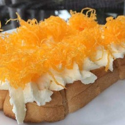 ขนมปังปิ้งฝอยทองวิปครีม