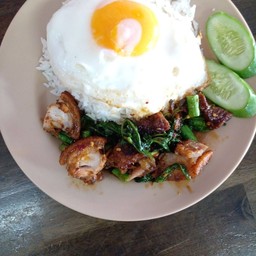 กระเพราหมูกรอบเป็นกับข้าว