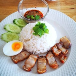 ข้าวหมูกรอบน้ำจิ้มแจ่ว