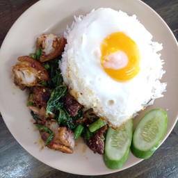 กระเพราหมูกรอบ ใช้ซอสสำเร็จหมีปรุงราดข้าว