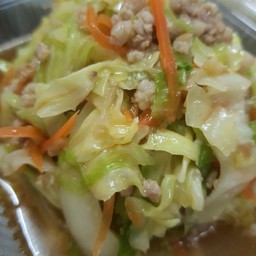 ผัดกะหล่ำปลีหมูสับราดข้าว