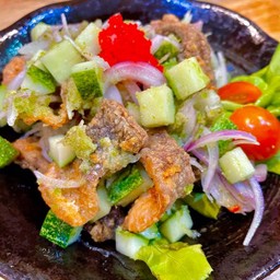 ยำหนังปลาแซลมอนทอด.