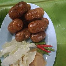 ไส้กรอกยายแอ้ว(สูตรต้นตำหรับ พลายชุมพล) เจ้าเก่าหน้าอริยะ