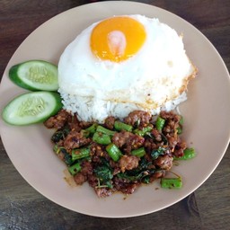 กระเพราหมูสับ ใช้ซอสหมีปรุง ราดข้าว