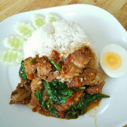 ข้าวกระเพรา หมูชิ้น/หมูแดง