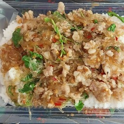 ข้าวราดกะเพราวุ้นเส้นหมูสับ