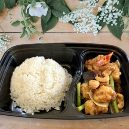 ไก่ผัดเม็ดมะม่วงราดข้าว