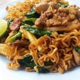 ผัดมาม่าหมู