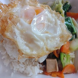 ผัดผักน้ำหอยหมูสดราดข้าวไข่ดาวเด็ดๆต้องลอง