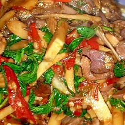 กระเพราเครื่องในไก่หน่อไม้ดองราดข้าว