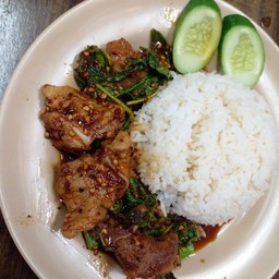 กระเพราซี่โครงอ่อนเป็นกับข้าว