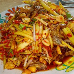 ยำมะม่วงปลากรอบ