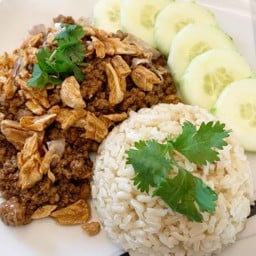 ข้าวหมูสับผัดกระเทียม