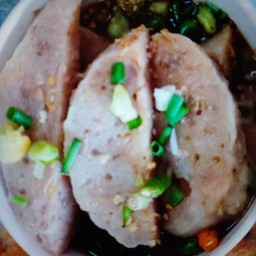 กระเพราเอ็นหมูชิ้นราดข้าว