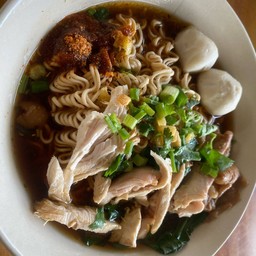 ก๋วยเตียวเส้นมาม่า ไก่สับ-ลูกชิ้น
