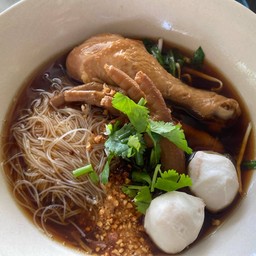 ก๋วยเตี๋ยวเส้นหมี่ ลูกชิ้น -น่องไก่-ตีนไก่