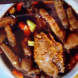 กระเพราตีนไก่ตุ๋นราดข้าว