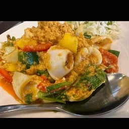 ปลาหมึกผัดผงกะหรี่