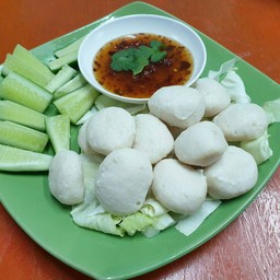 ลูกชิ้นหมูลวกจิ้ม