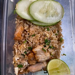 ข้าวผัด หมูกรอบ